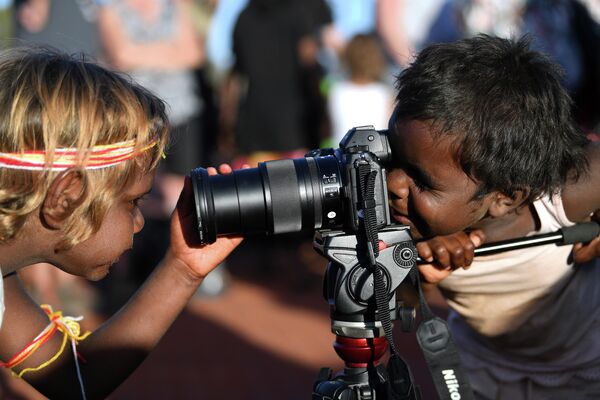 Дети с фотоаппаратом в Национальном парке Улуру-Ката Тхута в Австралии - Sputnik Абхазия