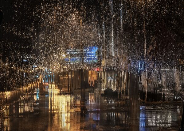 Снимок Rain in the City фотографа Christine Holt, ставший финалистом конкурса Weather Photographer of the Year 2019 - Sputnik Абхазия