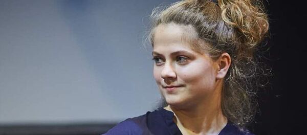 Специально пролетевший в Абхазию прекрасный театральный критик Оксана Кушляева обсуждает «Электру» с актёрами и режиссёром. Специально пролетевший в Абхазию прекрасный театральный критик Оксана Кушляева обсуждает «Электру» с актёрами и режиссёром. - Sputnik Абхазия