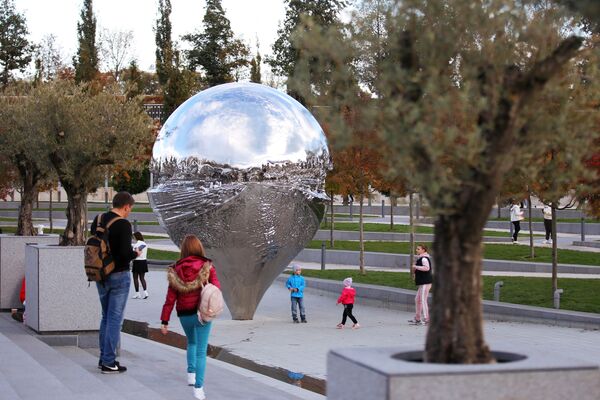 Люди гуляют в парке Галицкого в Краснодаре - Sputnik Абхазия