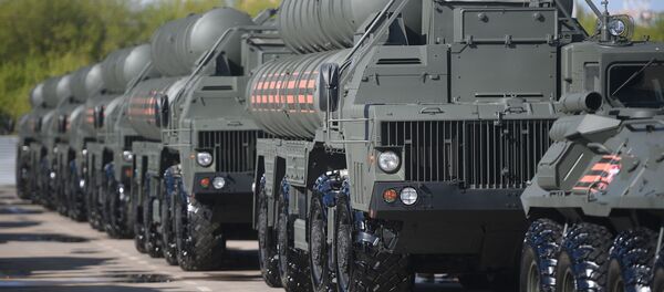 Военная техника перед ночной репетицией парада Победы Военная техника перед ночной репетицией парада Победы - Sputnik Абхазия