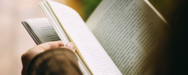 Девушка с книгой  Девушка с книгой  - Sputnik Аҧсны