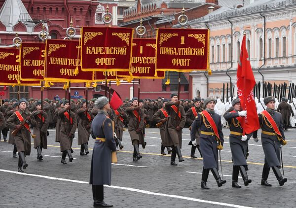 Знаменная группа во время марша, приуроченного к 78-й годовщине парада 7 ноября 1941 года на Красной площади - Sputnik Абхазия