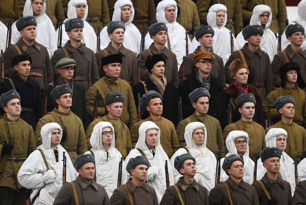 Участники марша, приуроченного к 78-й годовщине парада 7 ноября 1941 года на Красной площади - Sputnik Абхазия