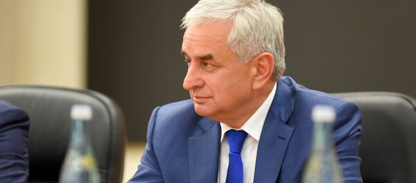 Президент Республики Абхазия Рауль Хаджимба в ходе однодневного рабочего визита в Республику Адыгея принял участие в торжественном мероприятии, посвященном 80-летию первого Президента Республики Адыгея Аслана Джаримова Президент Республики Абхазия Рауль Хаджимба в ходе однодневного рабочего визита в Республику Адыгея принял участие в торжественном мероприятии, посвященном 80-летию первого Президента Республики Адыгея Аслана Джаримова - Sputnik Абхазия