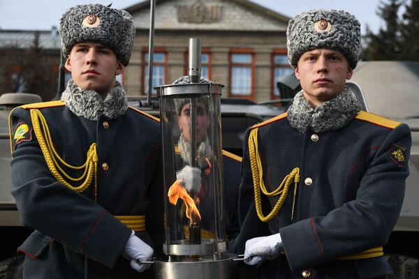 Рота почетного на памятном митинге в честь зажжения чаши Вечного огня в Новосибирске - Sputnik Абхазия