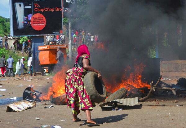 Протестующие жгут шины во время уличных протестов в Конакри, Гвинея - Sputnik Абхазия
