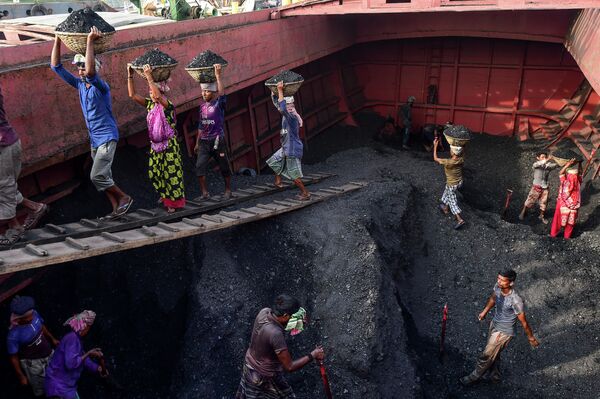 Рабочие выгружают уголь с грузового корабля в Габтоли, Бангладеш - Sputnik Абхазия