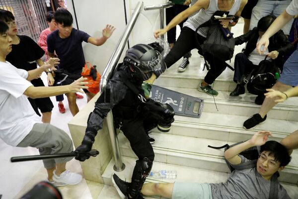 Столкновение с сотрудником полиции в торговом центре в Тай По, Гонконг - Sputnik Абхазия