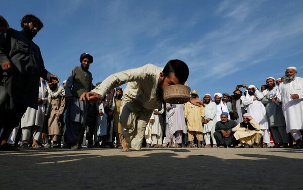 Сторонник политической и религиозной партии JUI-F во время участия в традиционной игре Шляпа в Исламабаде, Пакистан - Sputnik Абхазия
