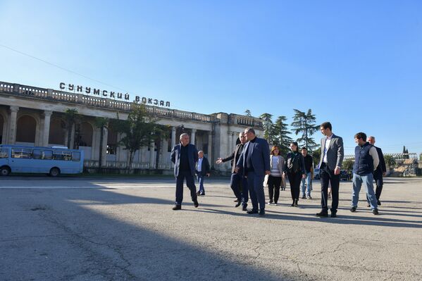 Инспекционная поездка главы города Сухум, Кана Кварчия на вокзал  - Sputnik Абхазия