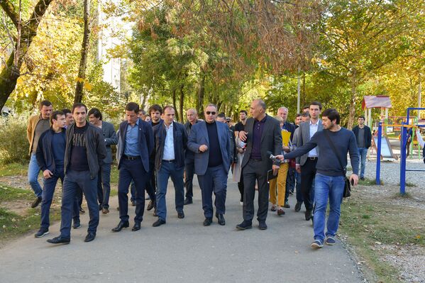 Инспекционная поездка и.о. главы города Сухум Кана Кварчия на Новый район  - Sputnik Абхазия