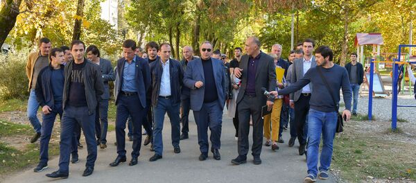 Инспекционная поездка и.о. главы города Сухум Кана Кварчия на Новый район  Инспекционная поездка и.о. главы города Сухум Кана Кварчия на Новый район  - Sputnik Абхазия