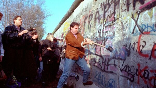 Житель Западного Берлина разрушает стену. 1989 год - Sputnik Абхазия