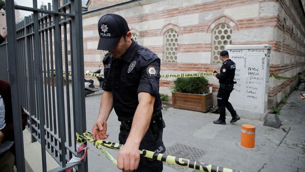 Турецкие полицейские стоят возле домашнего офиса Джеймса Ле Мезурье, основателя группы Mayday Rescue, в Стамбуле - Sputnik Абхазия