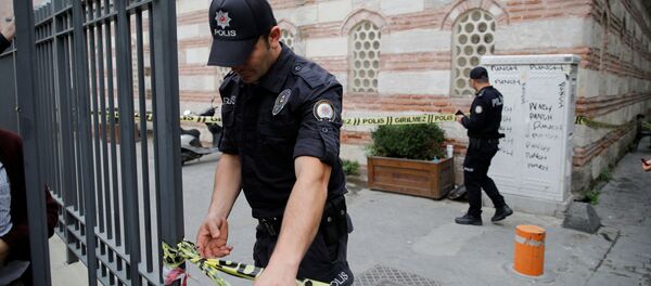 Турецкие полицейские стоят возле домашнего офиса Джеймса Ле Мезурье, основателя группы Mayday Rescue, в Стамбуле - Sputnik Абхазия