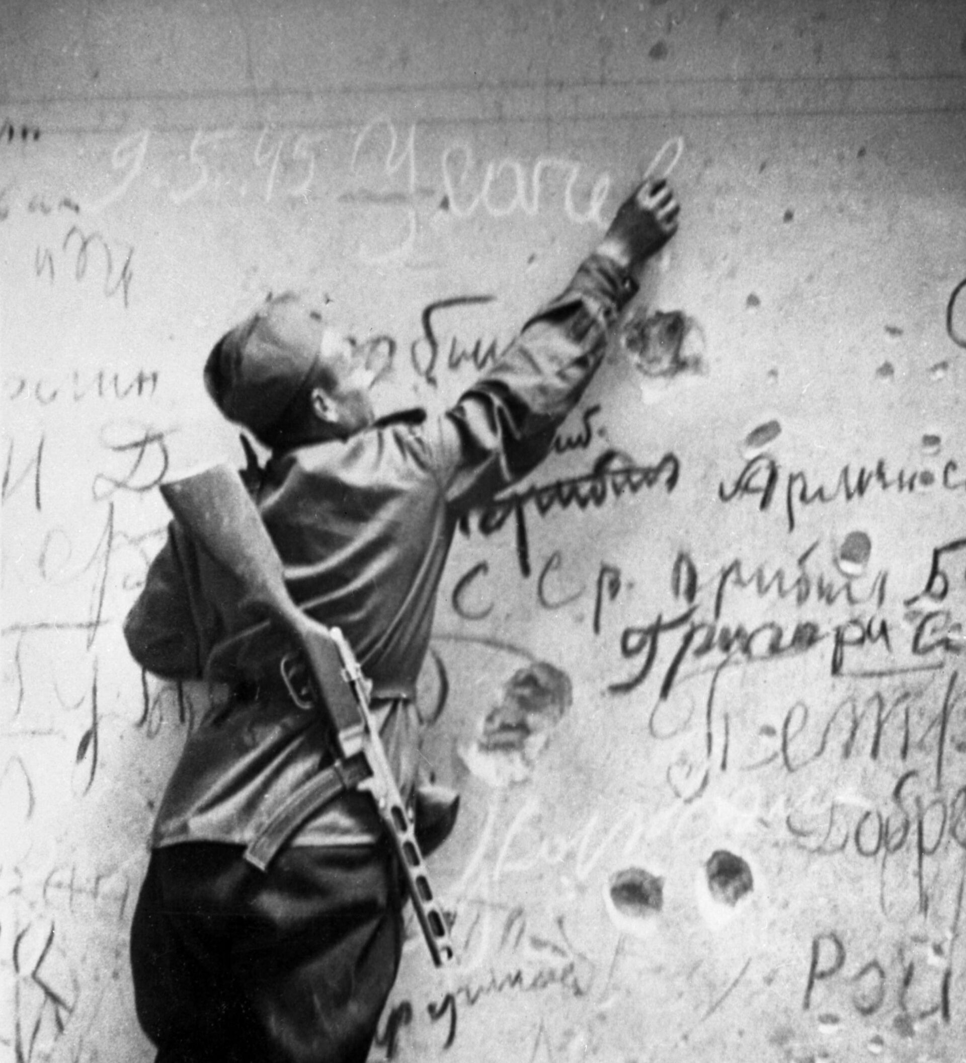 Песня пишу на стене. Надпись победа на Рейхстаге. Надписи солдат на Рейхстаге. Надписи на стенах Рейхстага. Надписи на Рейхстаге 1945.