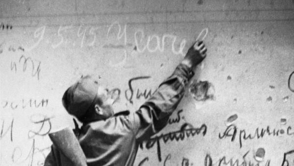 Великая Отечественная война 1941-1945 гг. Советский боец Егор Усачев делает памятную надпись на стене Рейхстага. - Sputnik Абхазия