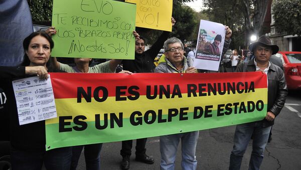 Люди выступают в поддержку экс-президента Боливии Эво Моралеса - Sputnik Абхазия