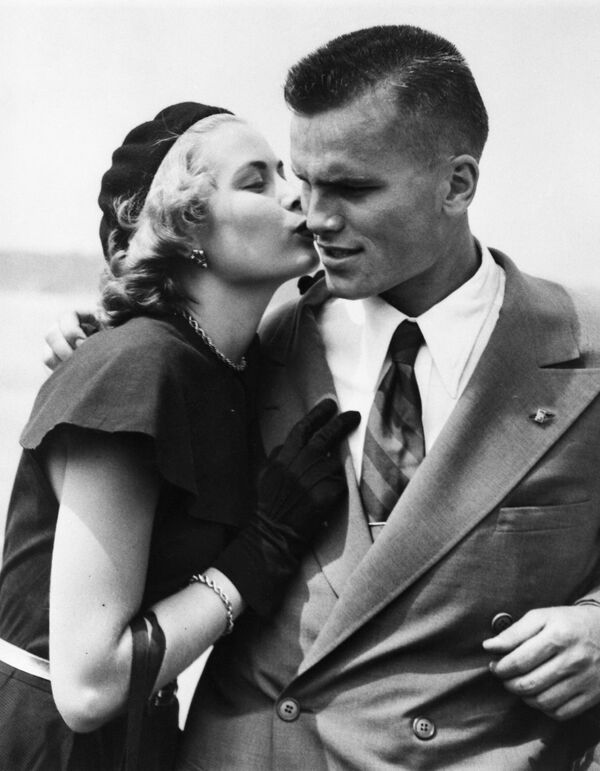 Американская актриса Грейс Келли с братом Джоном, 1948 год - Sputnik Абхазия