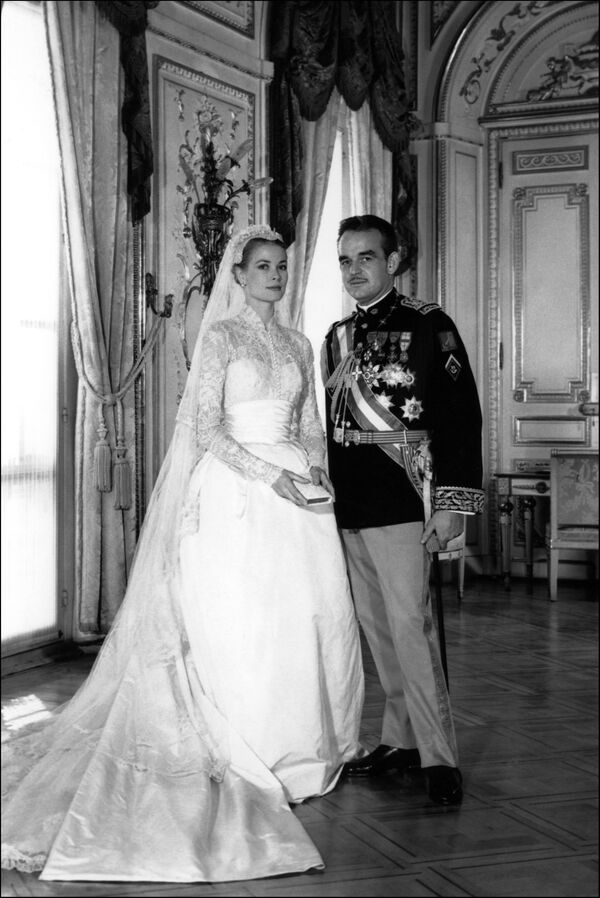 Князь Монако Ренье III с Грейс Келли на свадебной церемонии, 1956 год - Sputnik Абхазия