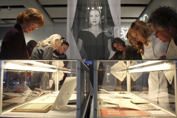 Посетители на выставке в Нью-Йорке, посвященной Грейс Келли - Sputnik Абхазия