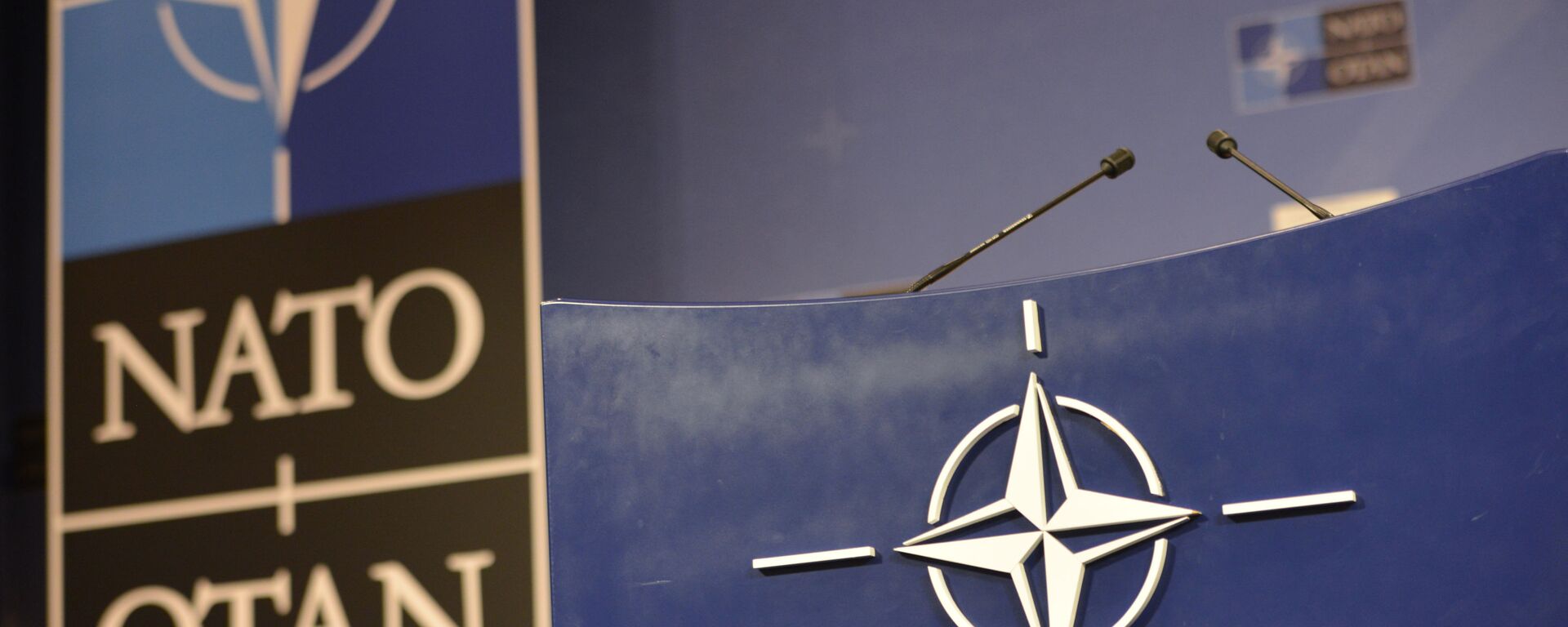 Трибуна в зале для пресс-конференций штаб-квартиры НАТО. - Sputnik Абхазия, 1920, 10.01.2022