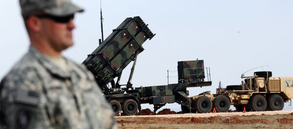 Солдат США стоит перед ракетной системой Патриот на турецкой военной базе в Газиантепе Солдат США стоит перед ракетной системой Патриот на турецкой военной базе в Газиантепе - Sputnik Абхазия