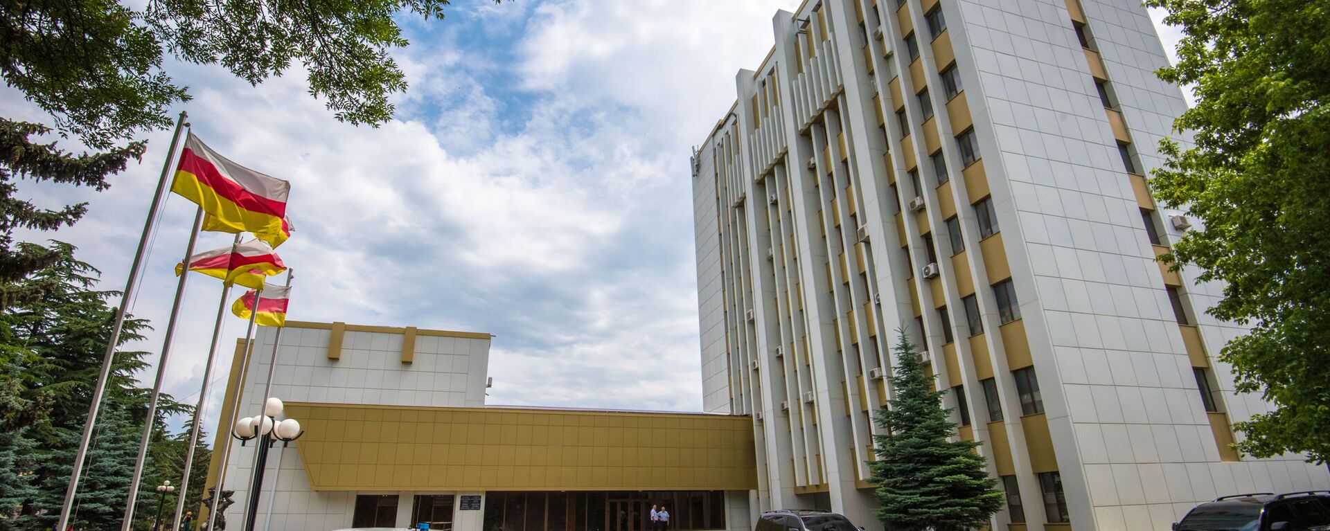 Здание администрация президента Республики Южная Осетия в Цхинвале. - Sputnik Аҧсны, 1920, 09.04.2022