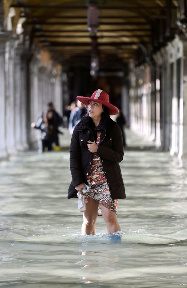 Туристка во время наводнения в Венеции - Sputnik Абхазия