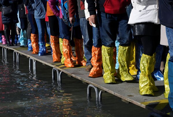 Туристы во время наводнения в Венеции - Sputnik Абхазия