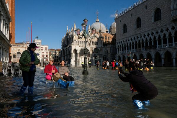Туристы фотографируются на площади Сан-Марко во время наводнения в Венеции - Sputnik Абхазия