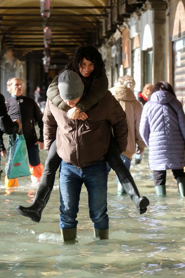 Туристы на площади Сан-Марко во время наводнения в Венеции - Sputnik Абхазия