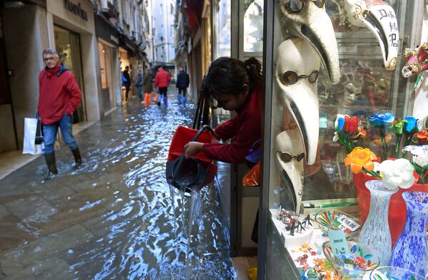 Туристический магазин во время наводнения в Венеции - Sputnik Абхазия