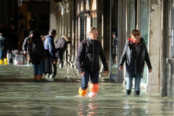 Туристы во время наводнения в Венеции - Sputnik Абхазия