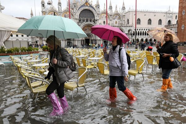 Туристы на площади Сан-Марко во время наводнения в Венеции - Sputnik Абхазия