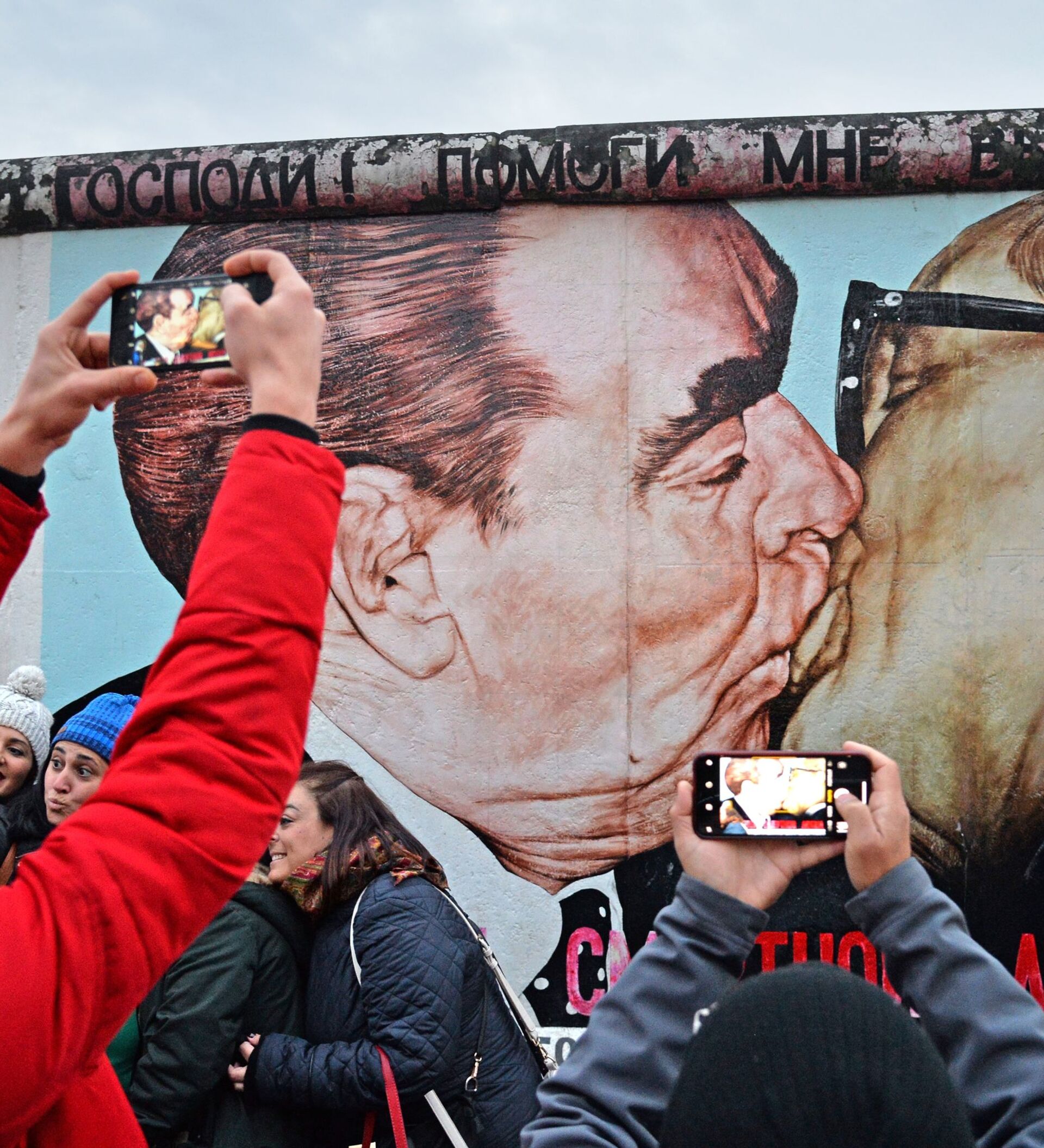 Господи помоги выжить среди этой смертной любви. Брежнев и Хонеккер на Берлинской стене. Поцелуй Брежнева и Хонеккера на Берлинской стене. Берлинская стена Брежнев. Брежнев целует Хонеккера Берлинская стена.