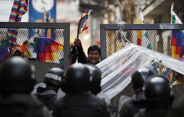 Сторонникам бывшего президента Эво Моралеса пытаются въехать в район Конгресса в Ла-Пасе, Боливия - Sputnik Абхазия