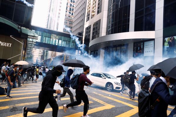 Столкновения протестующих с полицией в Гонконге - Sputnik Абхазия