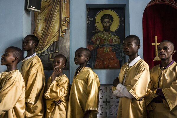 Алтарные прислужники в Соборе Святого Андрея в Кананге, Конго - Sputnik Абхазия