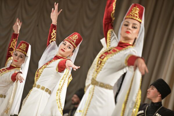 В коллективе ансамбля 47 человек, возраст танцоров от 18 до 35 лет.  - Sputnik Абхазия