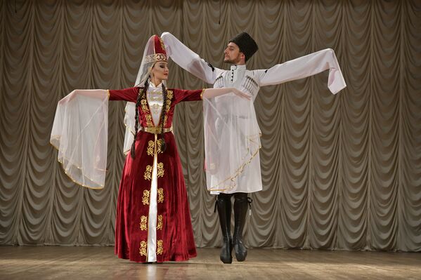 Солисты ансамбля исполняют сольный номер в осетинском танце - Sputnik Абхазия
