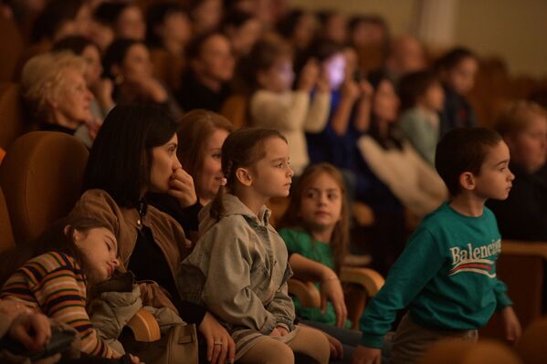 Концерт собрал много юных зрителей, которые активно аплодировали танцорам - Sputnik Абхазия
