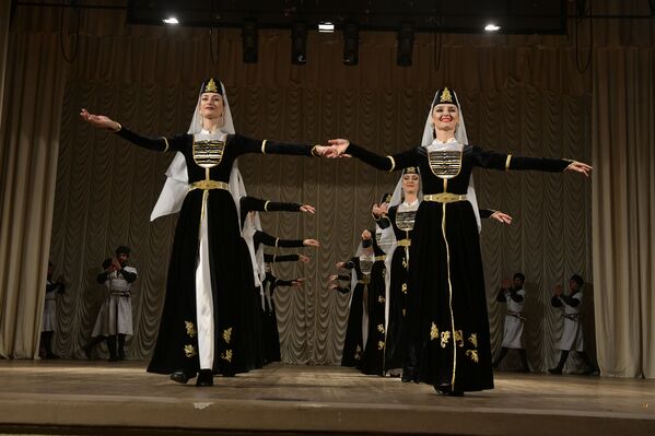 Орнаменты на костюмах девушек отображают принадлежность к  определенным слоям общества и роду, а также этническое происхождение - Sputnik Абхазия
