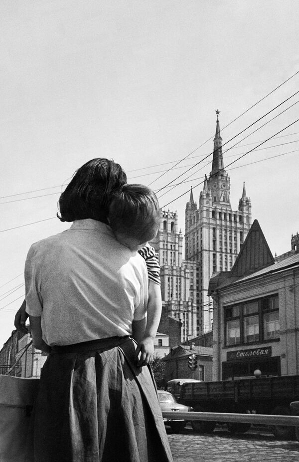 Мальчик на руках у мамы на одной из московский улиц. 1963 год - Sputnik Абхазия