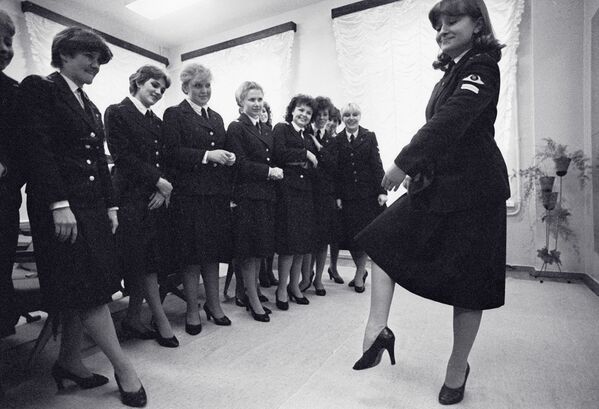 Стюардессы на танцевальных занятиях в Ленинградском авиатехническом училище гражданской авиации, 1984 год - Sputnik Абхазия