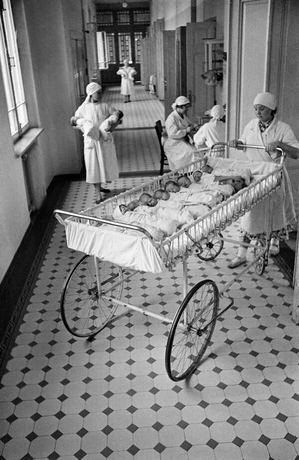 Время кормления новорожденных в одном из родильных домов Москвы, 1955 год - Sputnik Абхазия
