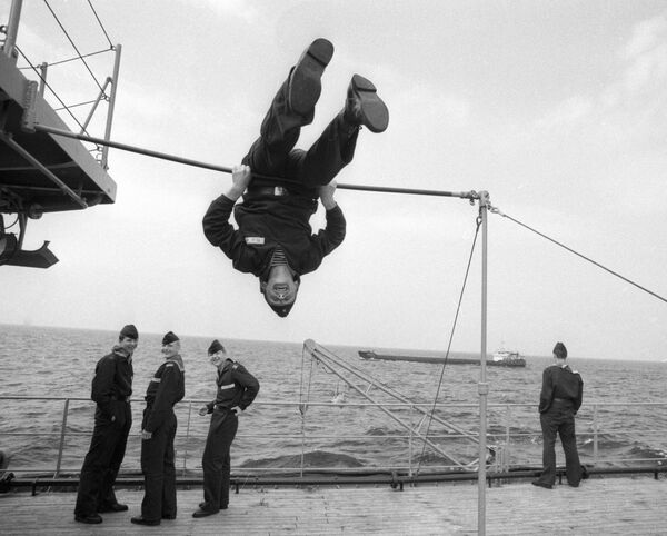 Воспитанники Военно-морского нахимовского училища занимаются спортом на палубе, 1988 год - Sputnik Абхазия