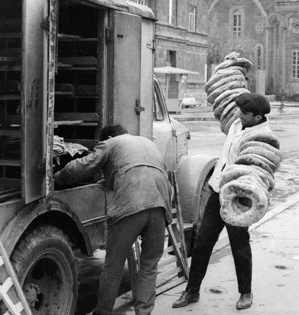 Работники одной из булочных Ленинакана выгружают свежие чуреки из хлебного фургона, 1968 год - Sputnik Абхазия