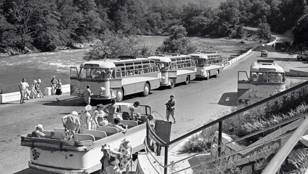 Экскурсия на озеро Рица. Стоянка туристического транспорта. 1965 год. - Sputnik Абхазия